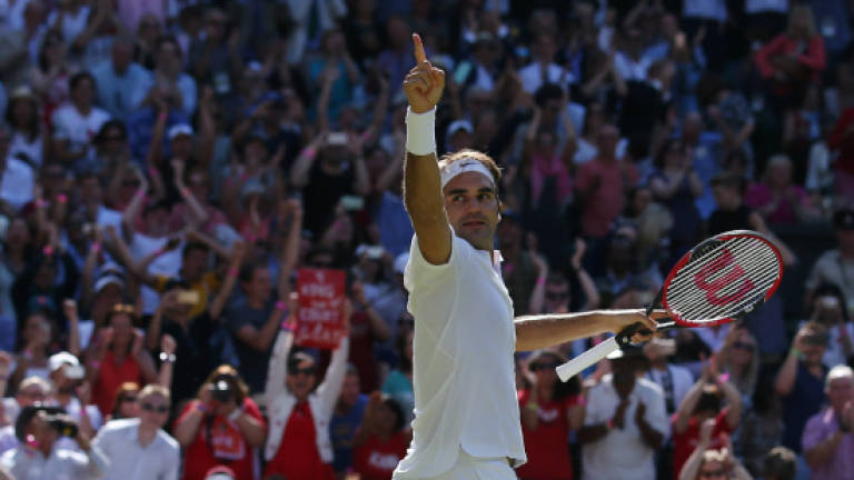 Federer, Murray into Wimbledon semis