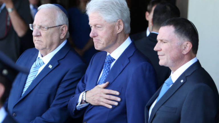 Bill Clinton pays last respects to Peres lying in state