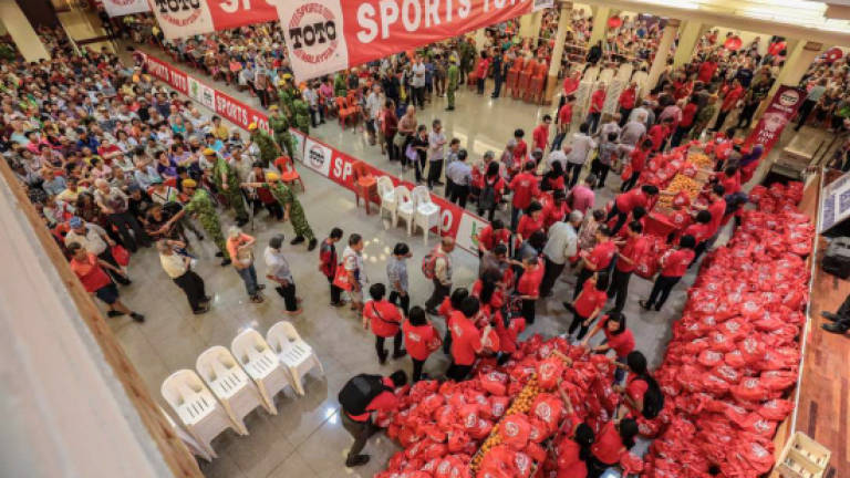 Sports Toto hands out CNY 'ang pow' to senior citizens