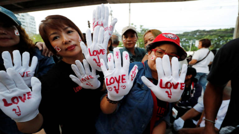 Thai ex-PM Yingluck misses verdict, arrest warrant issued (Updated)