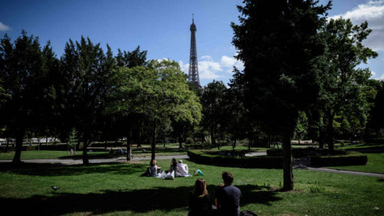 French police seize 20 tonnes of miniature Eiffel Towers