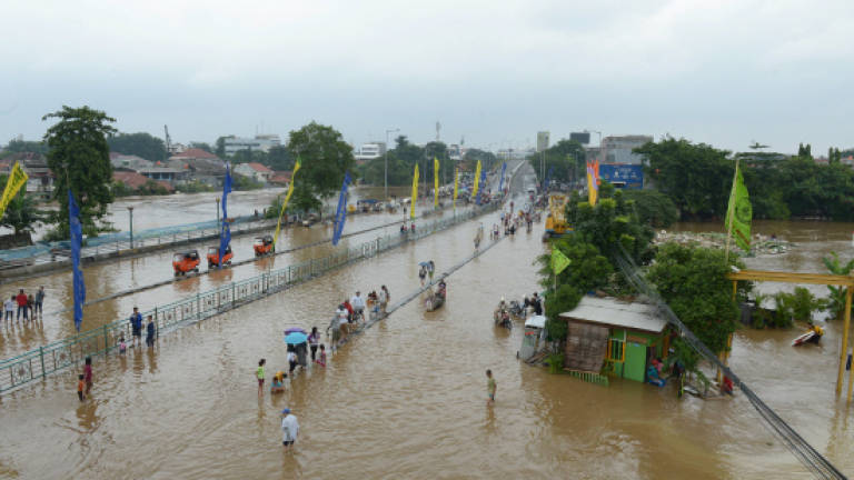 10,000 displaced by deadly floods in Indonesian capital