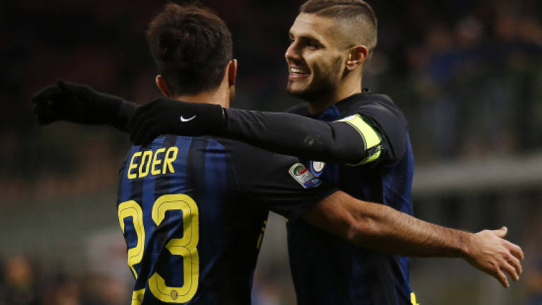 Icardi double helps Inter thwart 10-man Viola