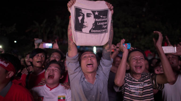 Myanmar's Suu Kyi edges toward landslide victory