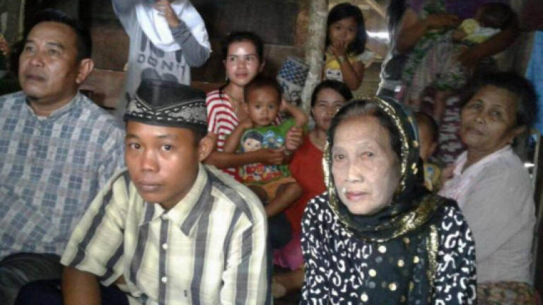 Indonesian teenage boy weds 73-year-old bride