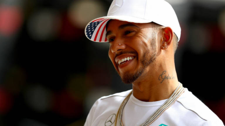 Record-setting Hamilton dominates struggling Vettel in US practice