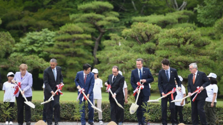 World leaders open G7 talks with economy in focus