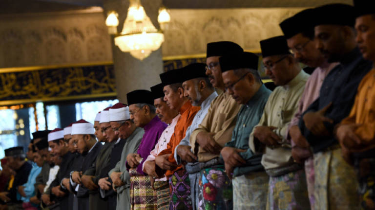 Dr M performs Aidilfitri prayers at National Mosque
