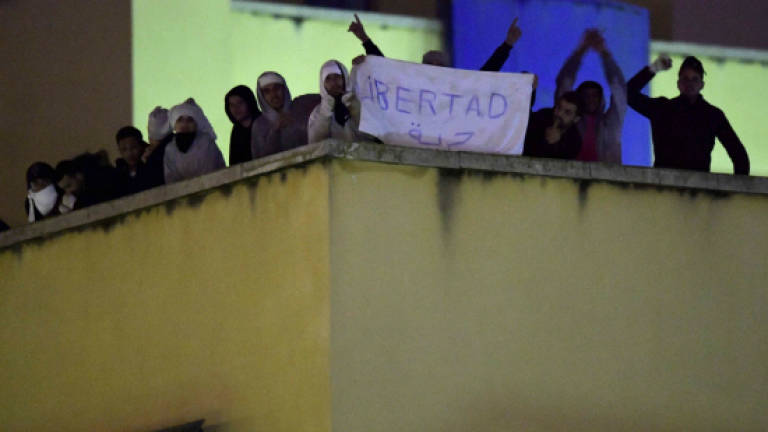 Migrants riot in Spain detention centre