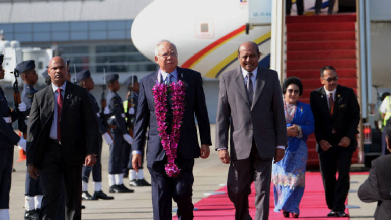 Najib arrives in Sri Lanka for three -day official visit