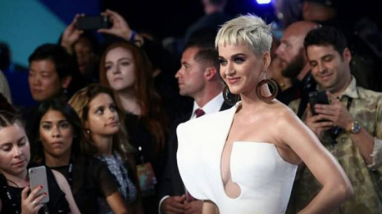 At MTV VMAs, cleavage, tons of sparkle and Wonder Woman