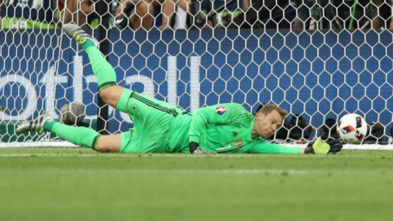 Neuer out until January after foot operation