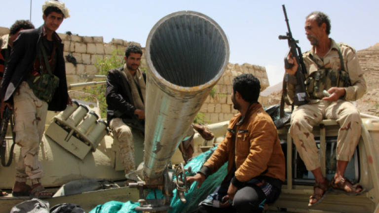 Yemen fighting kills 13 after talks delayed