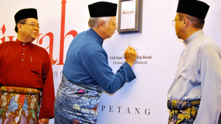 Najib shares Wasatiyyah experience in 'Wasatiyyah: Idea dan Realiti' book