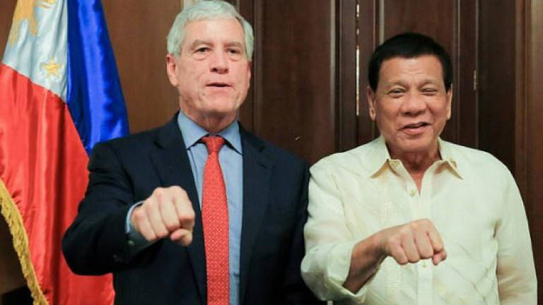 Trump warned on Duterte fist salute in Manila