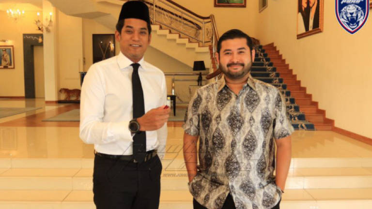 Tunku Ismail hands over pendrive to Khairy