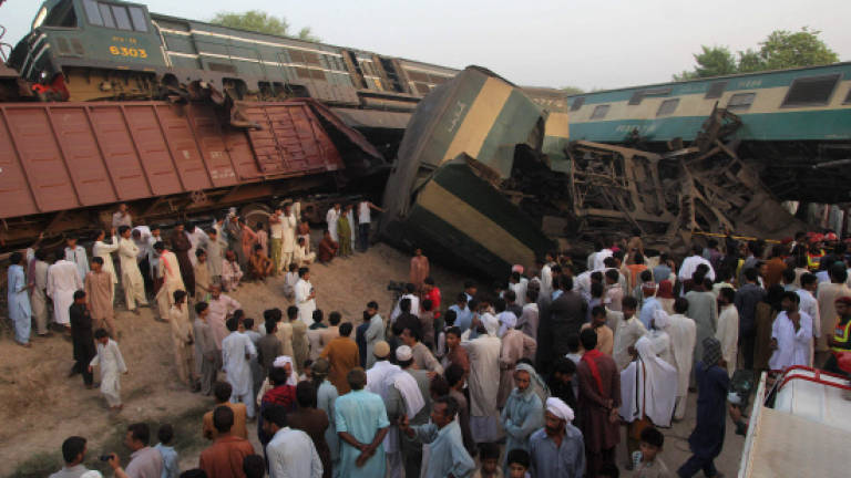 Pakistan train crash kills four, injures 100 (Updated)