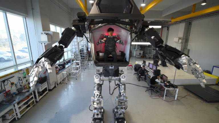 Avatar-style S. Korean manned robot takes first baby steps