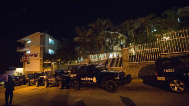 Attack on police sows panic in Acapulco tourist hub