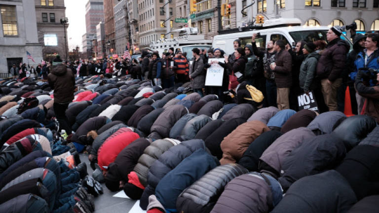 Yemenis pray, protest in NY against Trump travel ban