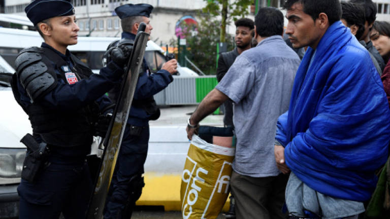 Paris police evacuate 2,000 migrants