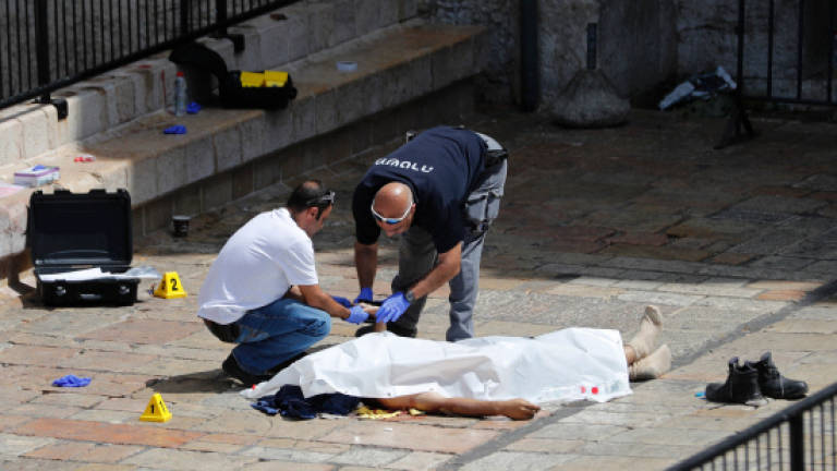 Palestinian tries to stab police officer in Jerusalem, shot dead: Police
