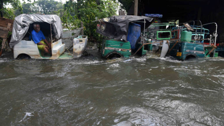 Foreign aid reaches flooded Sri Lankan capital, 71 dead