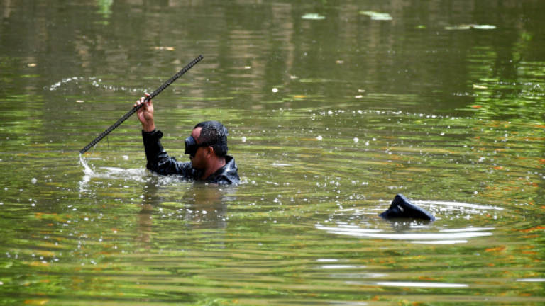 Police divers search lake in vain for screw-driver used in school arson (Updated)