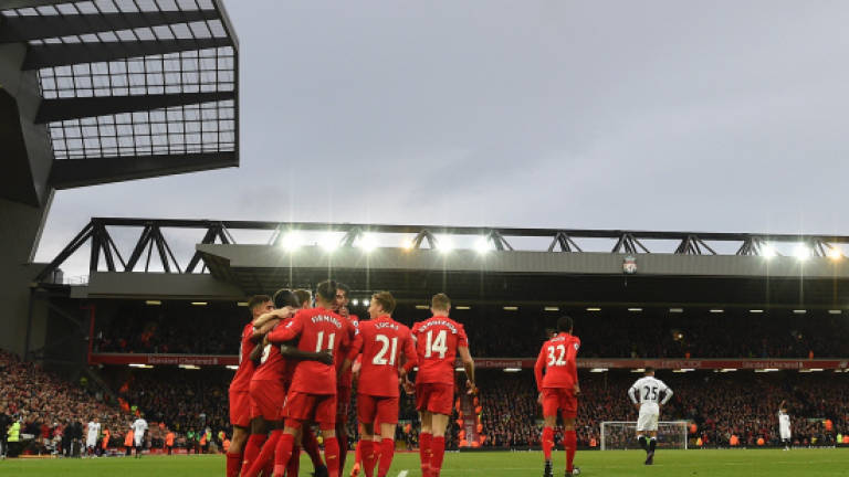 Rampant Liverpool take top spot, Arsenal held by Spurs