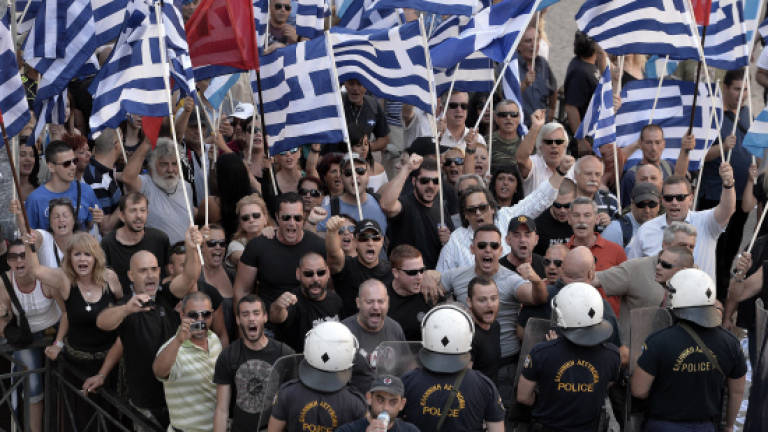 Greek police fire tear gas at Golden Dawn protesters