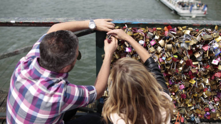 Paris to break hearts with removal of a million 'love locks'