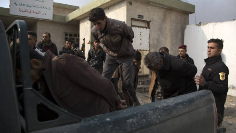 Fierce Mosul fighting as Iraq army takes hospital