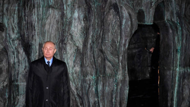 Putin unveils monument to victims of political repression