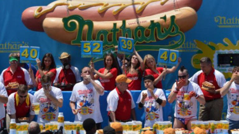 'Jaws' downs 72 hot dogs in 10 minutes to win US holiday eat-fest