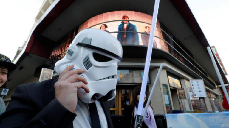 Fans keep faith as critics take sabres to Star Wars 'Rogue One'
