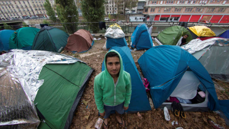 Tired of waiting in Greece, Syrians bid to return home