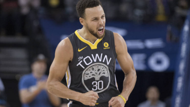 Curry dazzles in return for Warriors, Jazz sink James's Cavs