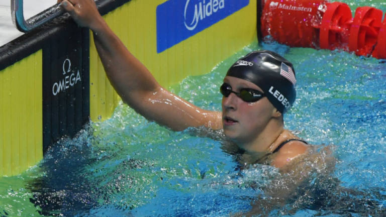 Ledecky wins historic third straight world 400m freestyle gold