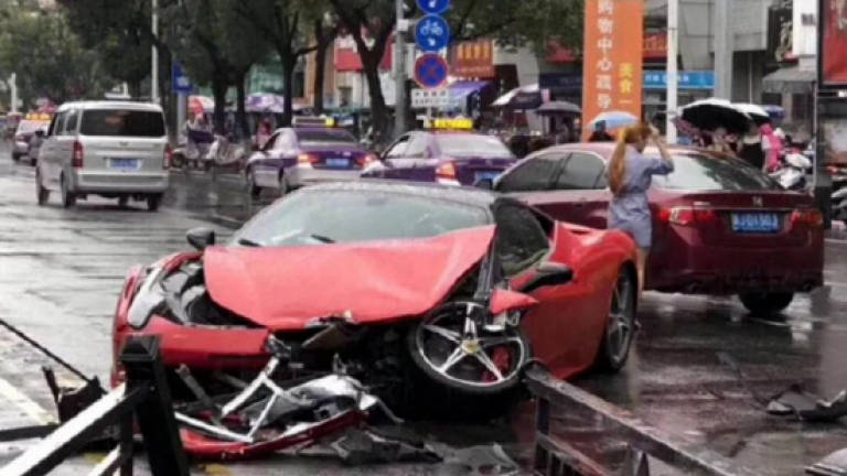 Woman destroys Ferrari minutes after renting it (Video)