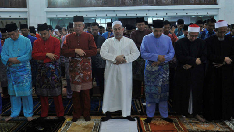 King performs Aidilfitri prayers with 17,000 worshippers