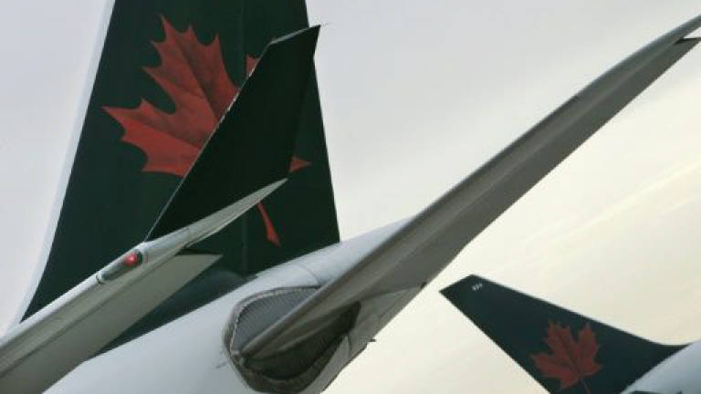 Two passenger planes clip wings on Toronto tarmac, no one hurt