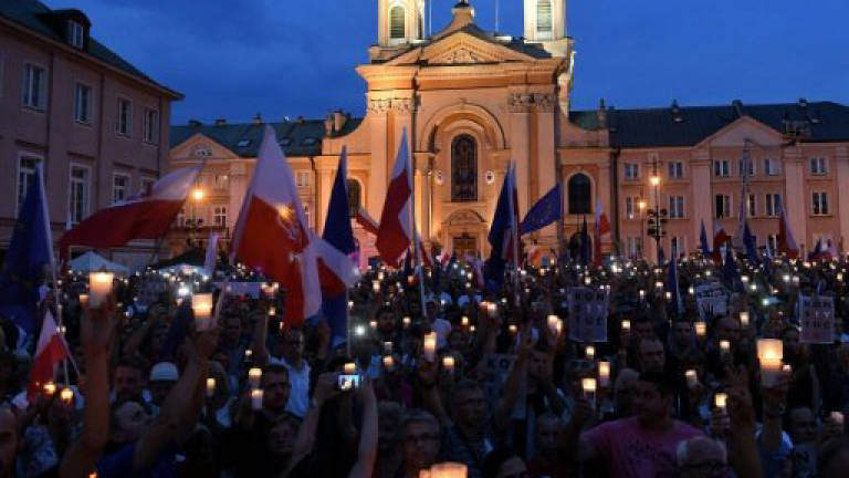 Candlelight protest against changes to Poland's judiciary