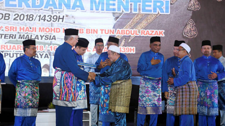 PM presents pilgrimage offer to 1,200 imams, village chiefs