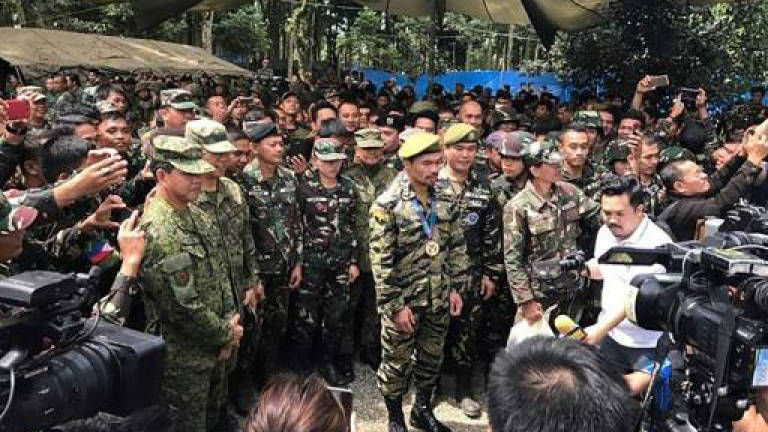 Pacquiao visits troops in Philippine warzone
