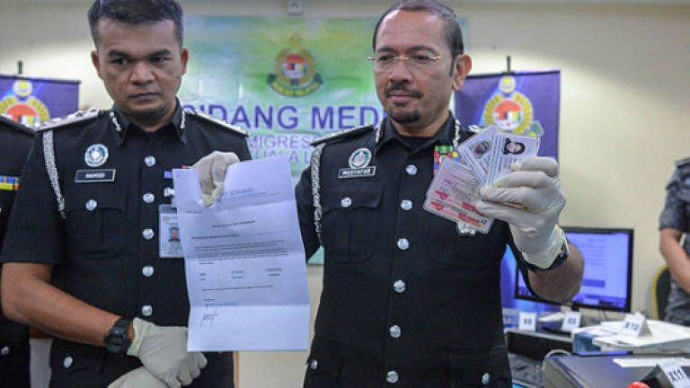 Five suspects detained for falsifying immigration documents