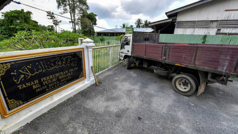 Dr Mahathir prevented from visiting Nik Aziz's grave