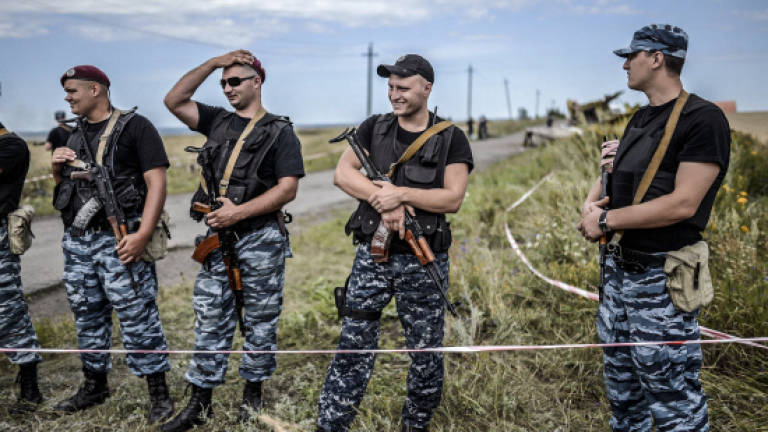Fighting erupts in Ukraine as crash investigators arrive
