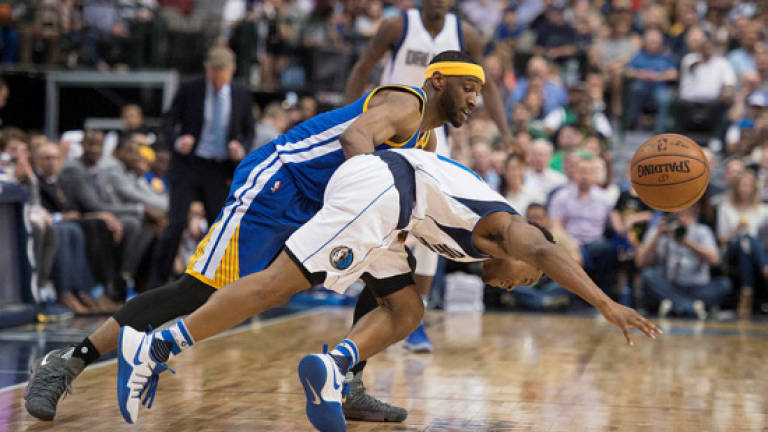 Warriors win 'Curry Bowl,' Aldridge leads Spurs rally