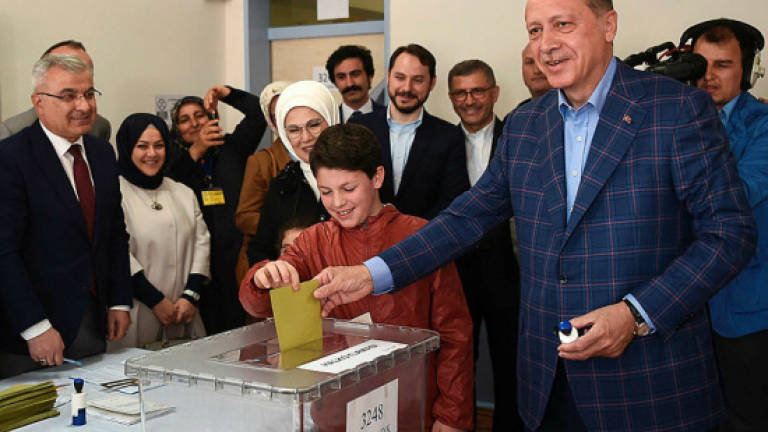 'Yes' camp edging tight Turkey poll on Erdogan powers