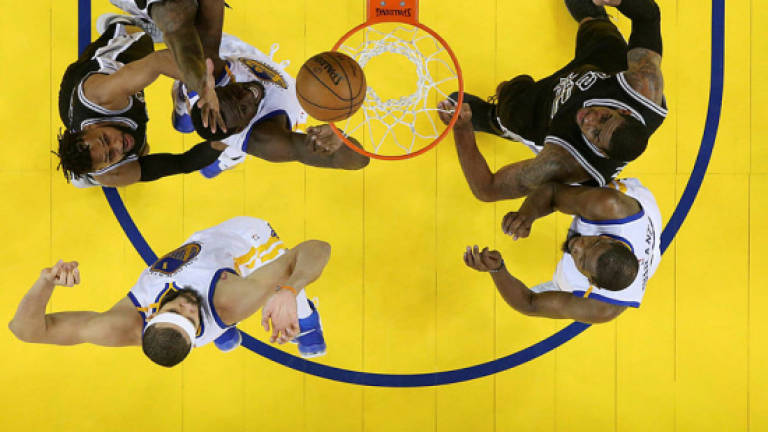 NBA: Curry shines as Warriors crush Spurs, lead series 2-0